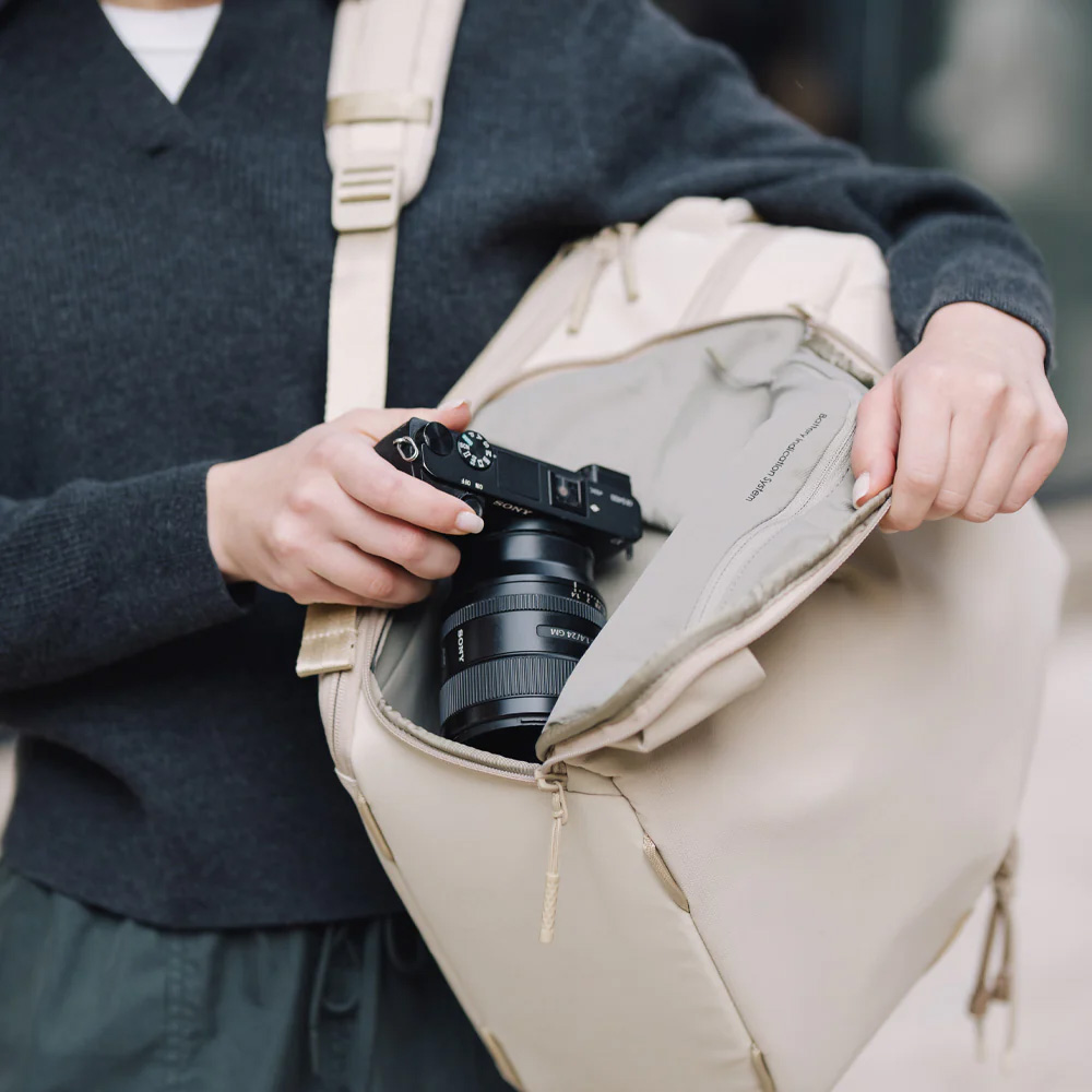 피지테크 원고 라이트 카메라 백팩 12L 크림 P-CB-614